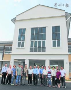 “爱华教”叻思华小全体筹委会在校前合影。