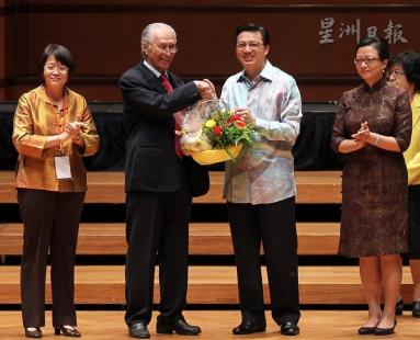 马中友好协会秘书长陈凯希（左二）赠送花篮给廖中莱；左一为周美芬，右一为中国驻马大使馆政务参赞马珈。