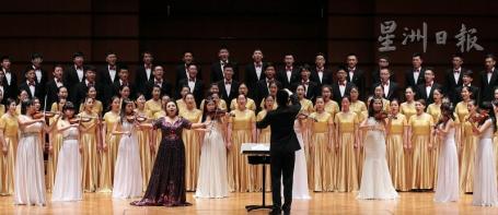 压轴的厦门大学合唱团，一口气为大家带来5首曲子，精湛的演出赢得如雷的掌声。