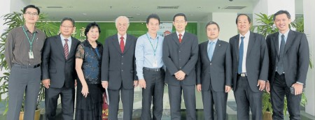 圆桌会议与会者嘉宾与本报高层合影。左起为《南洋商报》执行总编辑陈汉光、李中平、李云祯、陈凯希、《南洋商报》总编辑庄宗南、孔令龙、吴政平、杨天培、胡禄铭。