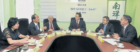圆桌会议与会者嘉宾热议马中经贸各种课题。左起为李云祯、杨天培、陈凯希、孔令龙、吴政平及李中平。