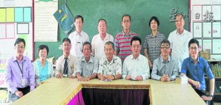 建委会吁请大众慷慨解囊，为叻思华小出力。坐者左起郭富广、苏芳平、朱雁雄、王建和、黄泽桂、 张世兴、叶啸、黄健安；站者左起为何福兴、李亚端、廖万承、林美菁与黄顺贵。