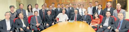 马华医药总会于召开有关表扬老中医及老药师的工委会议后， 向报界发表谈话。前排左起黄建兴、杨先容、林福才、邬广明、丁家骅、陈凯希、李广贤、郭壁珠、郭怡捷及谢奇。