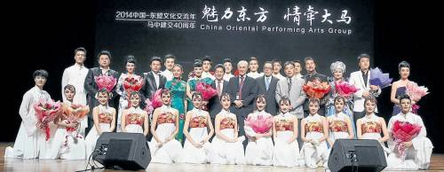 全体演员谢幕， 主办方贵宾也上台感谢观众的参与， 为晚会划上完美句点。左七起为马明强、陈凯希、赛诺鲁扎曼和李振清。