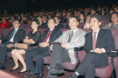 如此高水平的表演团体难得来马， 必然吸引许多贵宾前来观赏。右起为马明强、李振清、梁海金。