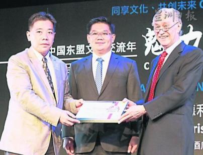 陈凯希（右）赠送纪念品给李振清（左），由林万锋见證。