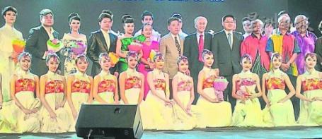 全体嘉宾与演出者到台上谢幕，为演出划下完美句点。