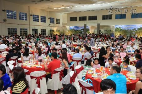 为巴生中华小学筹募建校基金的“爱华教”义演在首邦市子文华小举行，筵开120席，场面盛大隆重。