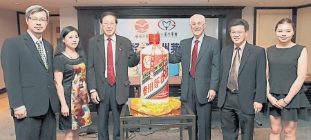 陈景岗（左起） 、蒲红、黄汉良、陈凯希、陈祈福及叶妮， 召开“海鸥经销贵州茅台酒” 新闻发布会。