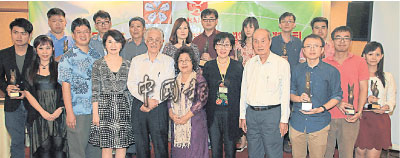 柏一（前排左2起）、周锦聪、戴晓华、陈凯希、曾沛、李薏君及云里风，恭贺各个组别的奖者们荣获奖项，后排左5为吴鑫霖。