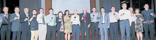 陈凯希（右八） 在嘉宾陪同下上台敬酒。左起陈笃功、赵茹祥、丘观庆、陈锦祥、潘友来、陈祈福、陈秀英、郑彩凤及廖深仁； 右起为谢国威、叶月眉、黄燊发、刘明志、许春、胡光耀及庄宗南。