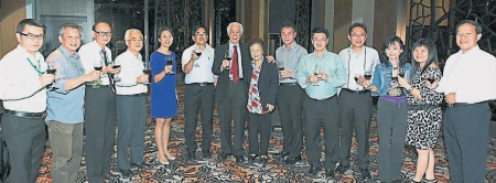 黄泽荣（左六） 与一众《南洋商报》代表向陈凯希（左七起） 、陈秀英及陈祈福（右五） 敬酒示意。左起为陈治诚、陈春福、郭奕顺、廖深仁及冼慧欣； 右起为傅德发、杨桂芳、沈小珍、黄兆平及庄宗南。