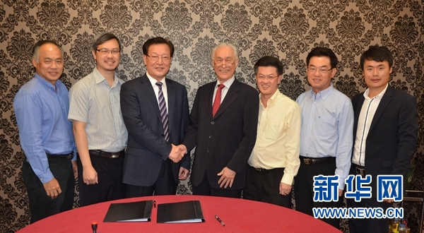 Director manager of Malaysian Hai-O Group Tan Khai Hee (4th right) and general manager of Xinhuanet Malaysia Channel Xia Baowen (3rd left) take group photo with guests after signing official cooperative agreement in Bandar Klang, Malaysia, Jan. 22, 2014.