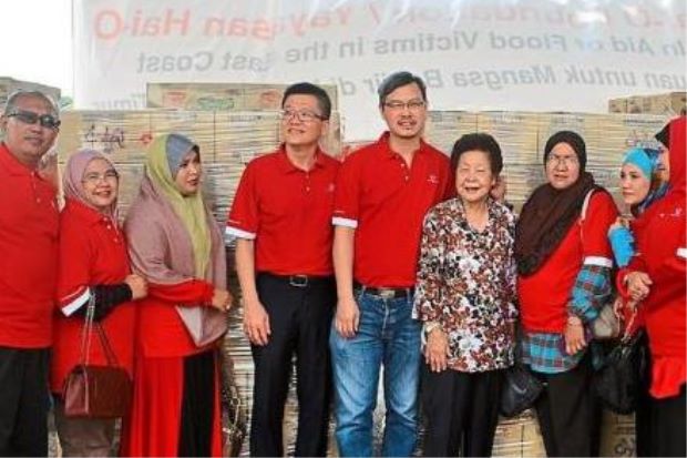 All packed: Hai-O general manager Teoh Nee Siang (fourth from left), group chief operating officer Tan Keng Kang (fifth from left) and group treasurer Tan Siew Eng.