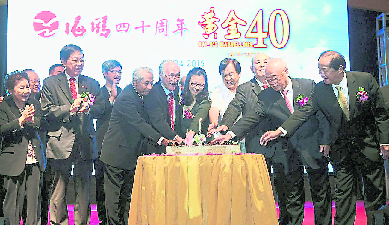 陈凯希（左五）在众嘉宾陪同下切蛋糕庆祝海鸥“黄金40”。左起为陈秀英、黄汉良、海鸥集团董事主席奥斯曼卡欣；右起为杨天培、林玉唐、吴德芳、张晓卿及马珈。