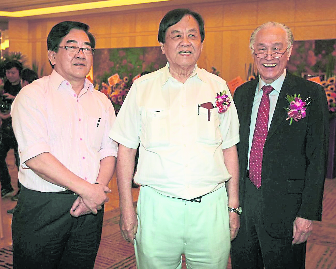 陈凯希（左五）在众嘉宾陪同下切蛋糕庆祝海鸥“黄金40”。左起为陈秀英、黄汉良、海鸥集团董事主席奥斯曼卡欣；右起为杨天培、林玉唐、吴德芳、张晓卿及马珈。