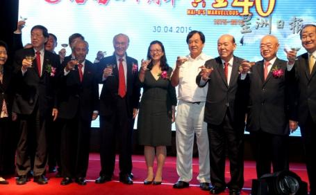 陈凯希（左四）和董事及嘉宾一起举杯，庆祝海鸥“黄金40”。左起为陈凯希夫人陈秀英、黄汉良、海鸥集团董事主席丹斯里奥斯曼卡欣；右起为杨天培、林玉唐、吴德芳、张晓卿及马珈。