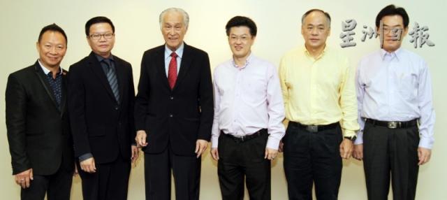 海鸥直销有限公司考量团员们的人身安全，决定取消到曼谷的海外研讨会。左起是陈添财、谭育麟、陈凯希、陈祈福、丘观庆与张赐兴。