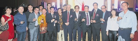 æµ·é¸¥ä¸Žä¸–åŽåª’ä½“é›†å›¢æœ‹å‹å®¾ä¸»å°½æ¬¢ã€‚å·¦èµ·ä¸ºæž—ç´ åŽã€é»„æµ·é“¨ï¼Œè”¡å°§å ƒã€é™ˆæ²»è¯šã€é«˜ç§‹å®¾ã€é™ˆæ·»è´¢ã€æ¨æµ·è¾‰ã€é™ˆç¥ˆç¦ã€é¢œç¥–è€€ã€é™ˆæ™¯å²—ã€é™ˆå‡¯å¸Œã€é»„æ³½è£ã€æŽä¸­å¹³ã€ä½•æ·»ç¥¥ã€éƒ­å¥•é¡ºã€è§ç‘žäº‘åŠæˆ´ç¥–ç¥¥ã€‚
