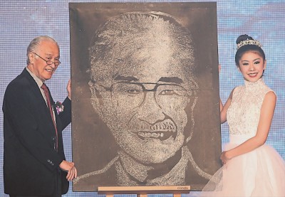 ä¸»åŠžå•ä½ç‰¹åˆ«é‚€è¯·é‡‘ç²‰ç”»ç”»å®¶ï¼Œ ç»˜ç”»é™ˆå‡¯å¸Œçš„å›¾åƒï¼Œ ä»¥è¡¨æ‰¬é™ˆå‡¯å¸Œå¯¹æµ·é¸¥é›†å›¢çš„è´¡çŒ®ã€‚