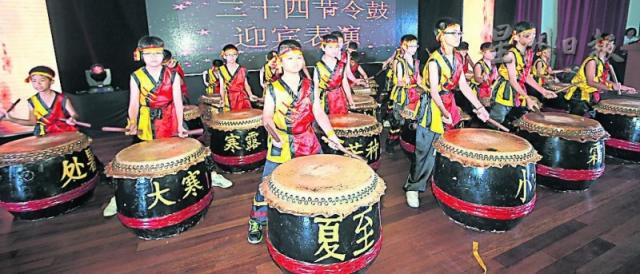 三才华小学生呈献二十四节令鼓，作为爱华教义演的迎宾表演。