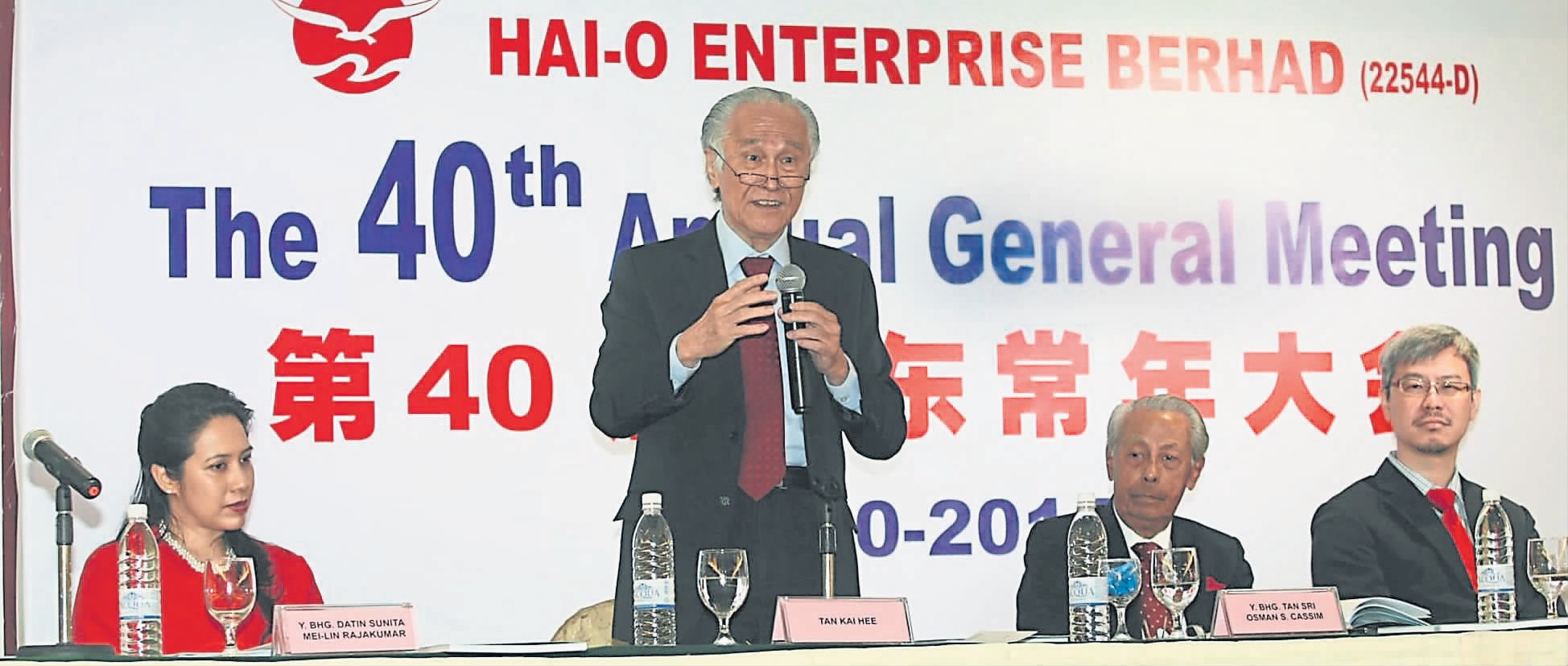 陈凯希（左二） 向股东阐述公司未来展望与计划， 左起为苏妮塔、奥士曼卡欣和陈景岗。