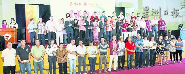 众嘉宾与热心华文教育人士，一起为启智华小爱华教义演主持开幕仪式。