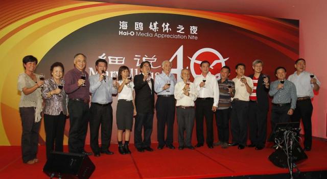 陈凯希（左七）带领一众贵宾敬酒。左起为郑彩凤、陈凯希夫人陈秀英、邱观庆、陈祈福、萧瑞云及黄泽荣；右起为谢国威、陈锦祥、陈景岗、杨涵强、张映坤、刘鸿辉及陈玉水。