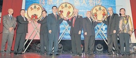 “弦歌不辍，薪火相传”———2015马来西亚陈嘉庚基金晚宴进行鸣鼓开幕仪式。左起为陈玉聪、张润安、陈友信、龚春森、陈凯希、林玉唐、锺启章及翁清玉。