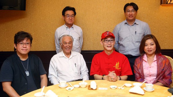 阔别26年，陈凯希（左二）和六小龄童（右二）在世杰集团人的拉线下，终再聚首。左为世杰创办人陈豪；右为世杰董事经理彭于玲；后左起为海鸥集团媒体关系经理张赐兴与世杰集团产业行销总监王振煜。