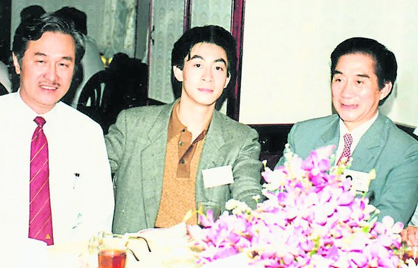 知道要与六小龄童相约见面，陈凯希特翻出了26年前旧照，一看，徒唏嘘。岁月，匆匆啊！左起为陈凯希、六小龄童和六龄童。（档案照）