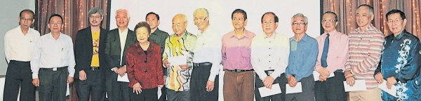 å—æƒ å›¢ä½“ä»£è¡¨é¢†å–ææ¬¾ï¼Œ å·¦ä¸‰èµ·ä¸ºé™ˆå‡¯å¸Œå„¿å­é™ˆæ™¯å²—ã€å·´ç”Ÿæ»¨åŽä¸­å­¦è‘£äº‹é•¿è°¢æ¾å¤ã€é™ˆç§€è‹±ã€é©¬æ¥è¥¿äºšéƒ‘å’Œåä¼šä¼šé•¿æž—çŽ‰å”åŠé™ˆå‡¯å¸Œã€‚
