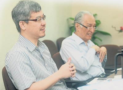 é™ˆå‡¯å¸Œï¼ˆå³ï¼‰ å¯¹å„¿å­æŽ¥æ£’æ„Ÿåˆ°æ”¾å¿ƒã€‚