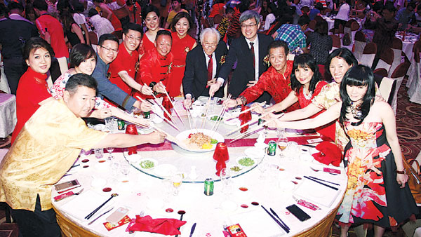 é™ˆå‡¯å¸Œï¼ˆå·¦7ï¼‰å¸¦é¢†å…¨åœºé½æžé±¼ç”Ÿã€‚å·¦èµ·éƒ‘æ°¸å¼ºã€å¼ å³°å‡¤ã€é™ˆåŸ¹è“‰ã€è°­è‚²éºŸã€é™ˆç¥ˆç¦ã€é™ˆæ·»è´¢ã€é™ˆæ™¯å²—ã€ä¸˜è§‚åº†ã€é™ˆç§€ç¼ã€é»„ç¾Žå…°åŠå´ç§‹ç¼ã€‚