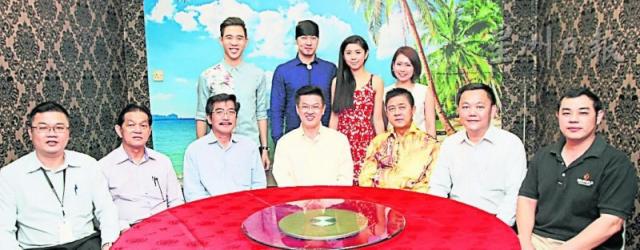 巴生松鹤之夜演出者和赞助人合影。坐者左起为郭富广、颜来发、颜悠庭、陈祈福、陈国水、陈劲仁及黄锦权；站者左起陈军凯、Mark、Pinky及颜愫蓉。