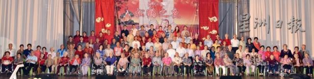 132名参与霹雳区2016年松鹤之夜晚宴的老宝宝，与嘉宾及赞助商拍大合照，排场盛大！第四排左起曾庆安、廖天雄、冯志伟、陈万銓、李官仁、黄富华、黄传易、谢绍辉、罗润强、黄家泉及黄绍铭。
