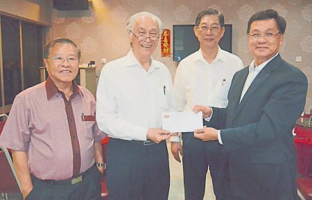 陈凯希（左二） 从方天兴（右） 手中接过征求信， 并由林宽城（右二） 与蔡伟强（左） 见证。