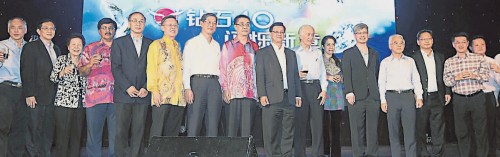 海鸥集团高层与嘉宾上台向出席者敬酒致意， 左起丘观庆、许春、陈秀英、嘉雅英德兰、王春海、郑今智、林宽城、龚春森、方天兴、陈凯希、苏妮达、陈景岗、廖深仁、李中平、陈祈福及陈锦祥。