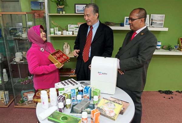 Partners in business: Most of Hai-O’s MLM agents are Malays. Here, Kai Hee (centre) is having a discussion with top distributors Safiah Yosop and Jamsari Moktar.