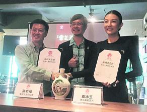 在陈景岗（中）的见证下，陈祈福（左）与童冰玉（右）完成代言人续约仪式。