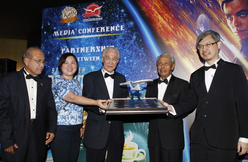 图为United International Pictures市场总监李慧梅（左二）赠送星际迷航模型纪念品给海鸥直销有限公司。右起为海鸥集团董事经理陈景岗、海鸥直销有限公司董事主席丹斯里奥斯曼卡欣、海鸥集团执行董事主席陈凯希；左一为海鸥直销有限公司主席拿督威拉旺阿曼。