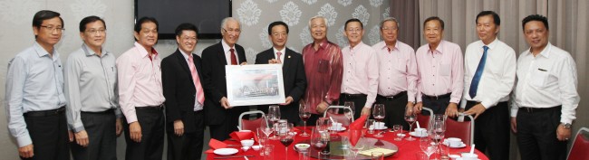 海鸥领导赠送金粉画给黄惠康（左四），黄惠康逗趣地说：“这是我吗？”。左起为陈景岗、莫哈末沙烈及陈凯希，右起是陈添财、谭育麟及陈祈福。