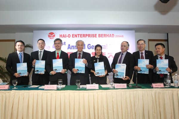 AGM time: Hai-O executive chairman Tan Kai Hee (forth from left), Tan Keng Kang (third from left) and other members of the board of directors at Hai-O's 41st AGM held in Kuala Lumpur.