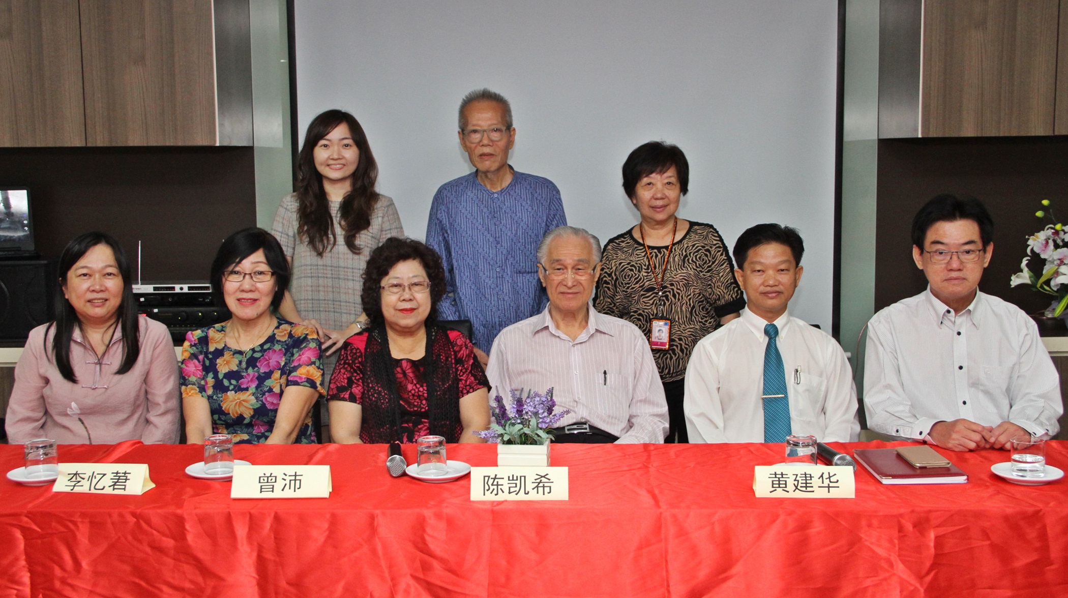 前排左起为潘碧华、李忆莙、曾沛、陈凯希、黄建华、张赐兴；后排左起为蔡晓玲、柯金德及林玉蓉。