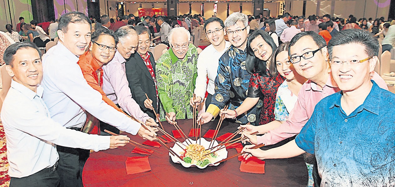 陈漳涣（左起）、刘鸿辉、李中平、丘观庆、颜祖耀、陈凯希、陈志云、陈景岗、关金芝、叶月媚、苏学民及陈祈福一起捞生。