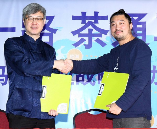 陈景岗（左）与施继泉签署了解备忘录后握手致意。