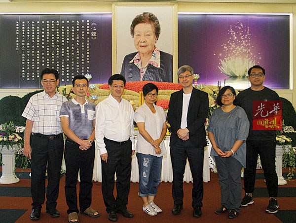 郑彩凤（左4起）向陈景岗表达慰问 。左起是张赐兴、吴义民、陈祈福、陈彩萍和温俊钦。