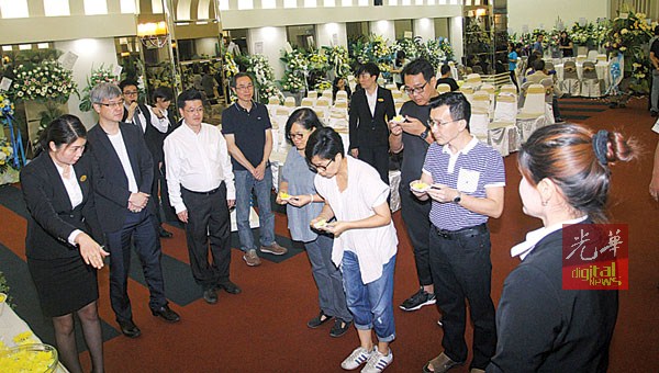 郑彩凤率领光华日报中南马同仁，向逝者致祭吊唁。