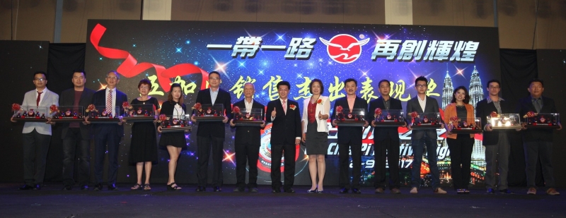 入席前，嘉宾们参观了金钟牌五加皮在展示区的摆设。左起为颜祖耀、刘鸿辉、丘观庆、李中 平、廖深仁、陈金泉、林宽城、陈景岗、陈友信、陈凯希、焦爱丽、王楠、陈祈福和杨伟雄。