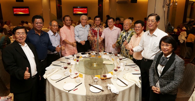 嘉宾一起庆贺“陈凯希基金”成立。左起为陈颂、杨伟雄、蔡庆文、邱财加、陈凯希、方天兴、何国忠、林玉唐、陈祈福、林宽城及谢爱萍。